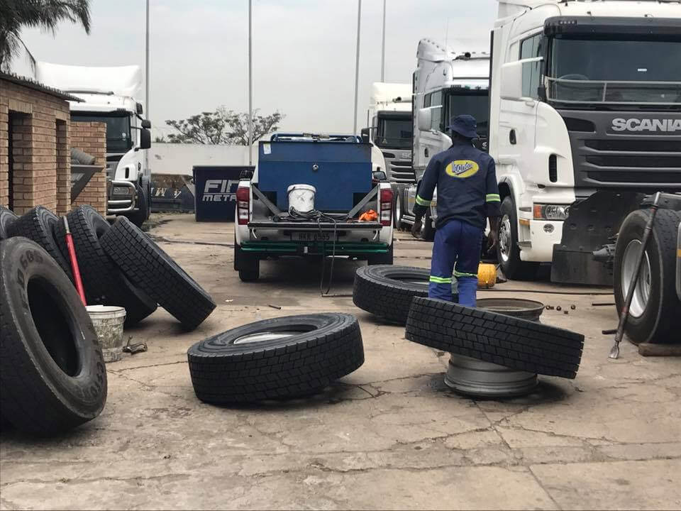 Mobile tyre replacement service for trucks